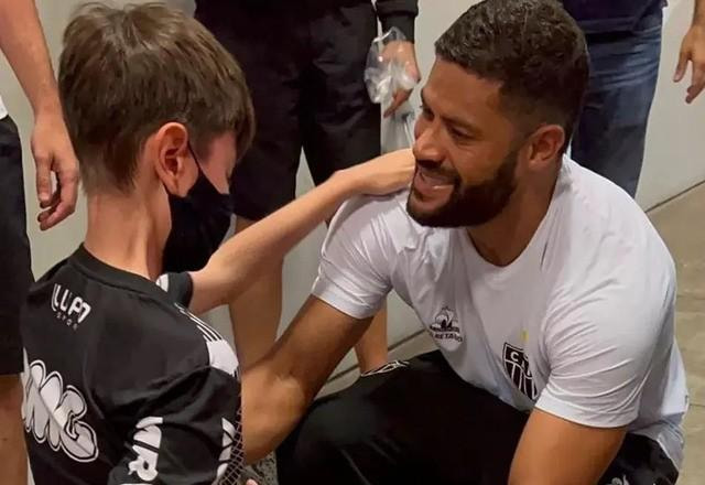 Imagem da noticia Vítima de câncer, morre jovem que emocionou Hulk, do Atlético-MG