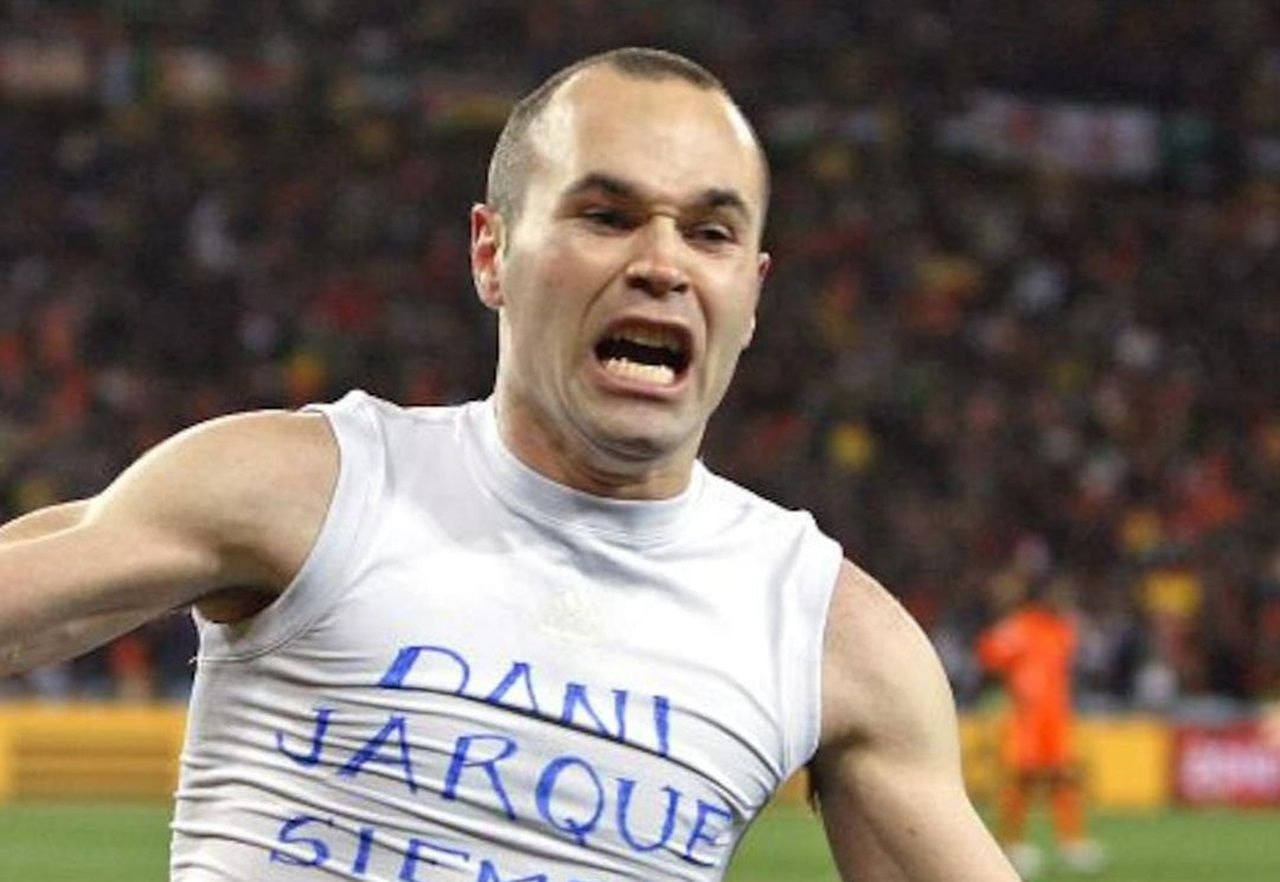 Imagem da noticia Iniesta se emociona em despedida e anuncia que será técnico de futebol