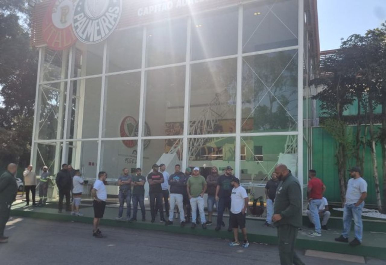 Imagem da noticia Torcida organizada do Palmeiras invade CT após derrota para o Flamengo