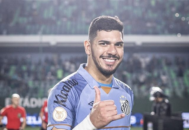 Imagem da noticia João Paulo aceita diminuição de salário e fica no Santos em 2024