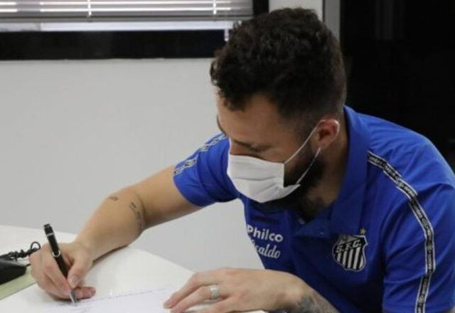 Ex-Chape e Furacão, Jandrei é anunciado como novo goleiro do Santos