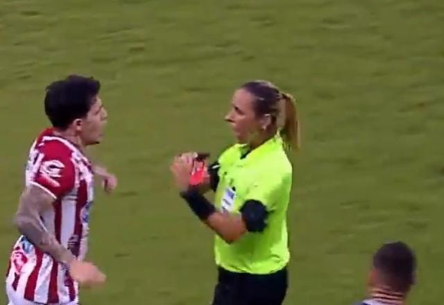 Imagem da noticia Expulso, meia do Náutico parte para cima de árbitra na final do Pernambucano