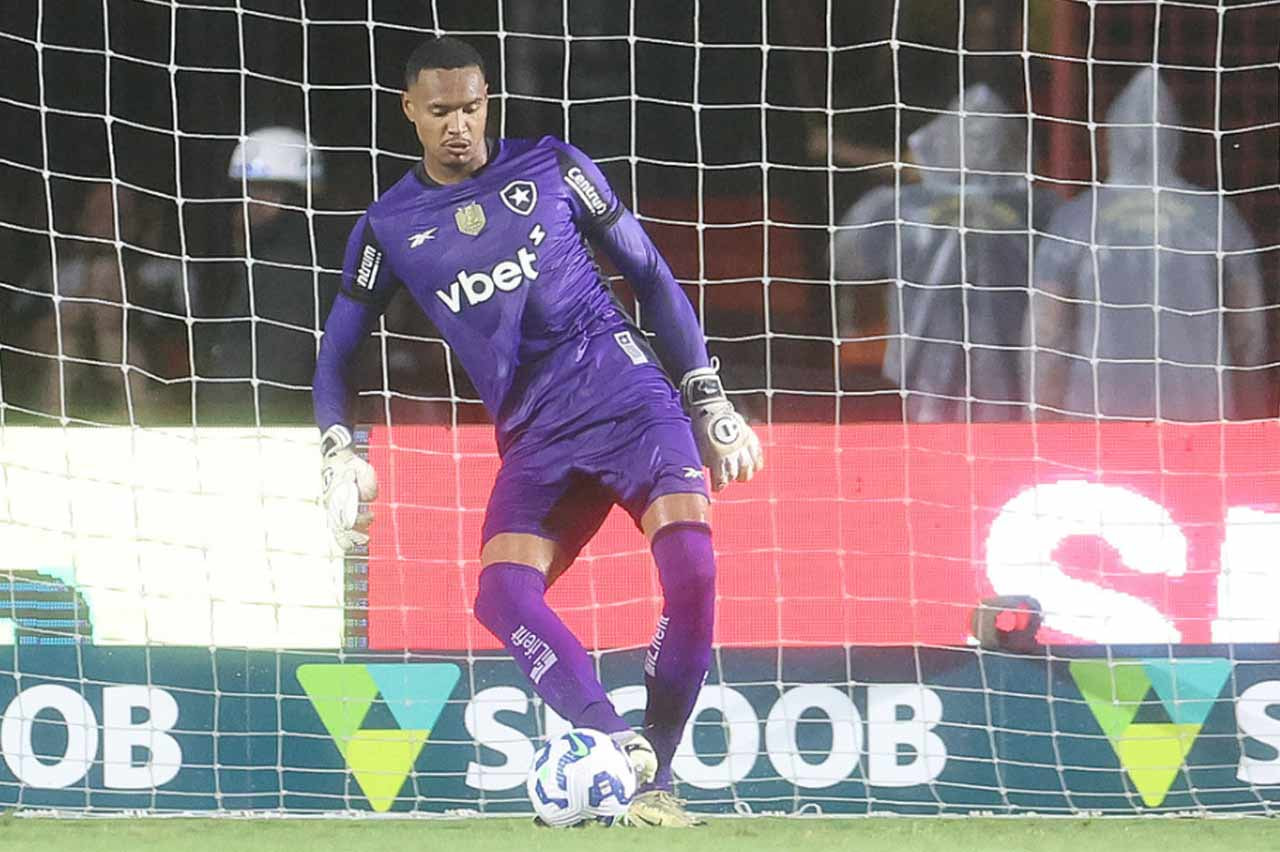 Imagem da noticia Botafogo recebe do West Ham, da Inglaterra, pelo goleiro John