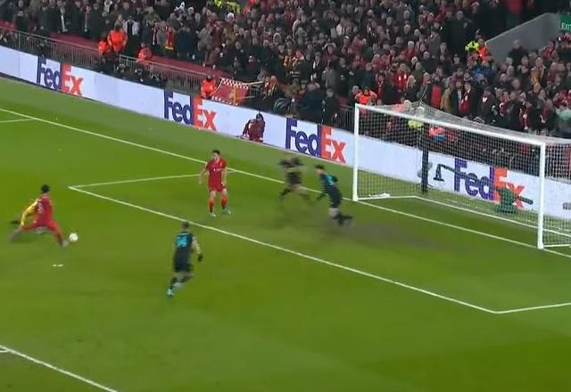 Imagem da noticia Quase! Salah aproveita rebote e chuta rasteiro, mas bola explode na trave