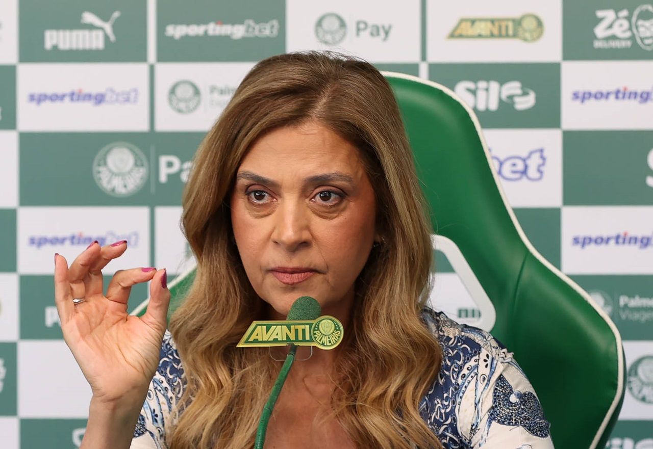 Leila detona jogadores contrários ao gramado sintético: "Deveriam ter parado de jogar"