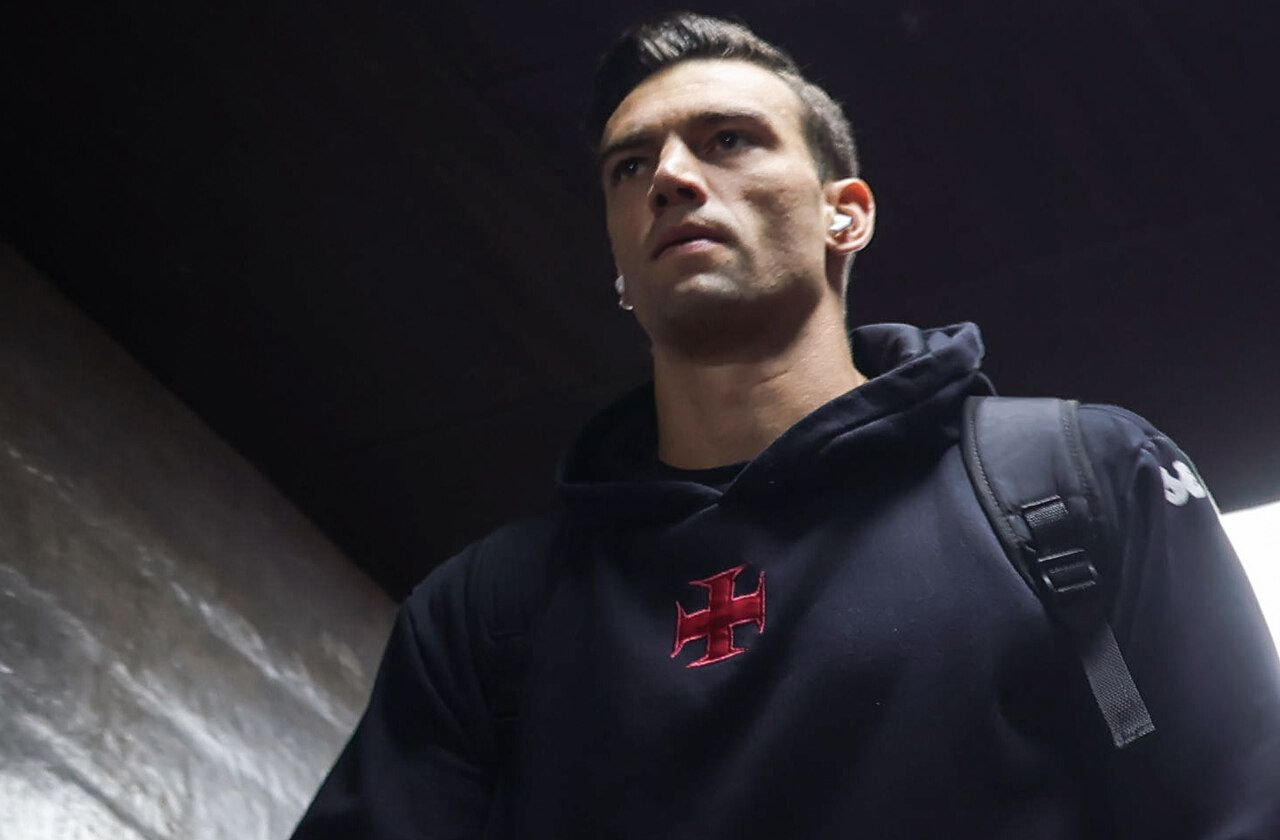 Imagem da noticia Árbitro alega que Léo Jardim, do Vasco, retardou o jogo de "maneira desrespeitosa"