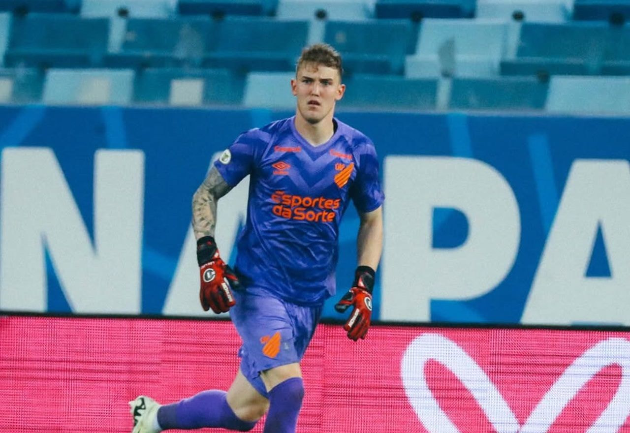 Imagem da noticia Botafogo troca documentos para concluir contratação do goleiro Leo Linck
