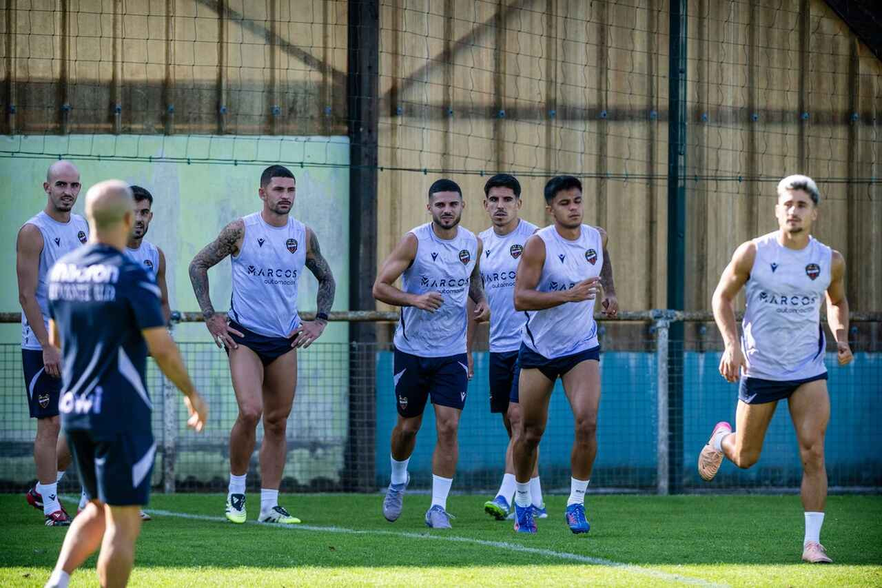 Imagem da noticia Na véspera da estreia, time espanhol tem só 10 jogadores inscritos e nenhum goleiro