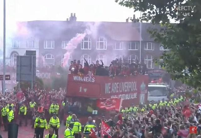 Imagem da noticia Vice da Champions, Liverpool celebra temporada em desfile com carro aberto