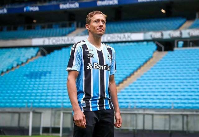 Lucas Leiva é confirmado como novo volante do Grêmio