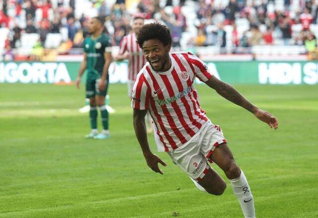 Imagem da noticia Internacional anuncia contratação do atacante Luiz Adriano
