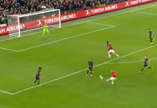 Imagem da noticia Chutaço! Shaw emenda uma bomba de fora da área para boa defesa de Neuer