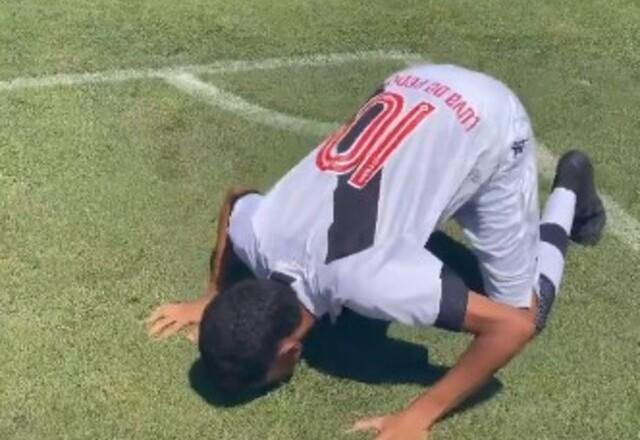 Luva de Pedreiro come grama de São Januário e rouba a cena em visita ao Vasco