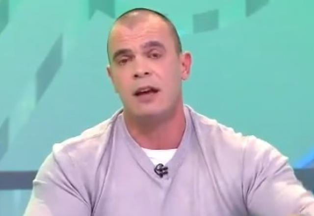 "Jogador entra em campo parecendo um jumento de cigano", diz Mano ao analisar polêmicas de brinco e chuteira verde