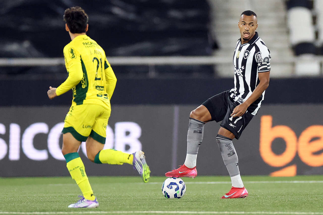 Imagem da noticia Marlon Freitas desabafa após empate do Botafogo: "Inadmissível"