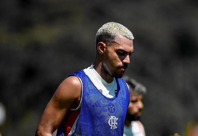 Imagem da noticia Botafogo consulta Flamengo e tem interesse na contratação do Matheuzinho