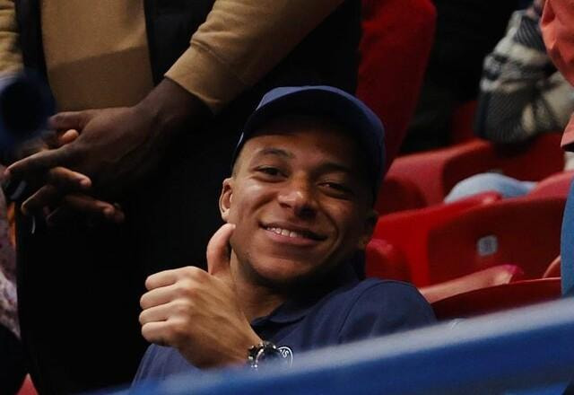 Imagem da noticia Mbappé confirma pedido de Macron por permanência no PSG: "Algo louco"