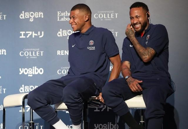 Jornal: PSG terá reunião com Mbappé e Neymar para esclarecer cobranças de pênalti