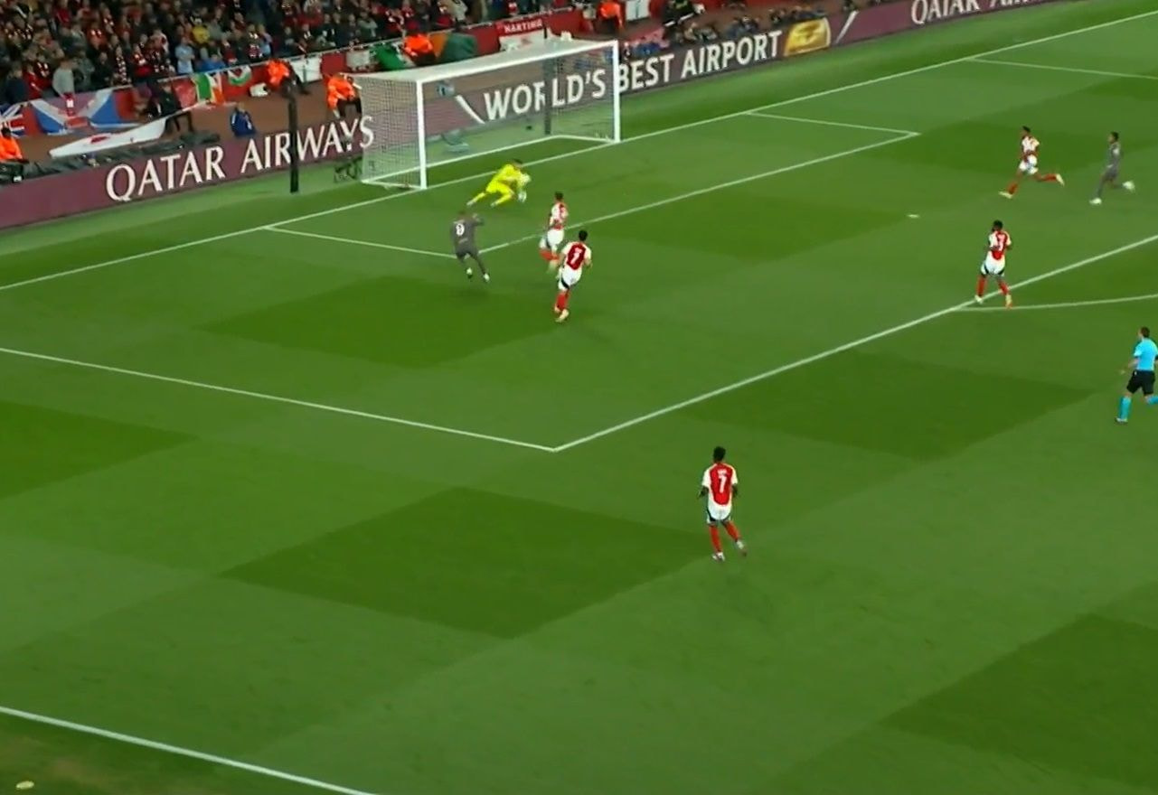 Uh! Na cara do gol, Mbappé chuta em cima do goleiro Raya