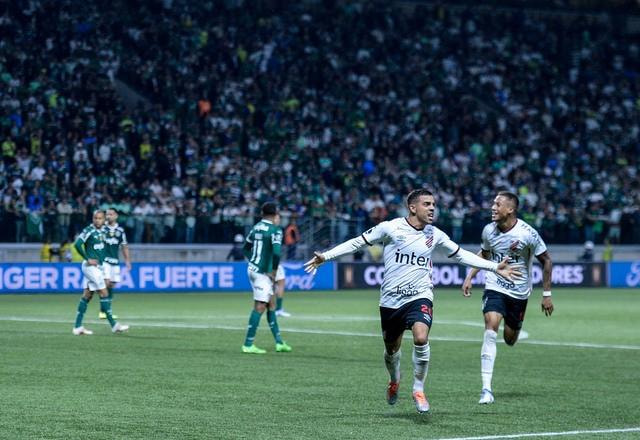 Imagem da noticia Veja os melhores momentos de Palmeiras 2x2 Athletico-PR pela semi da Libertadores