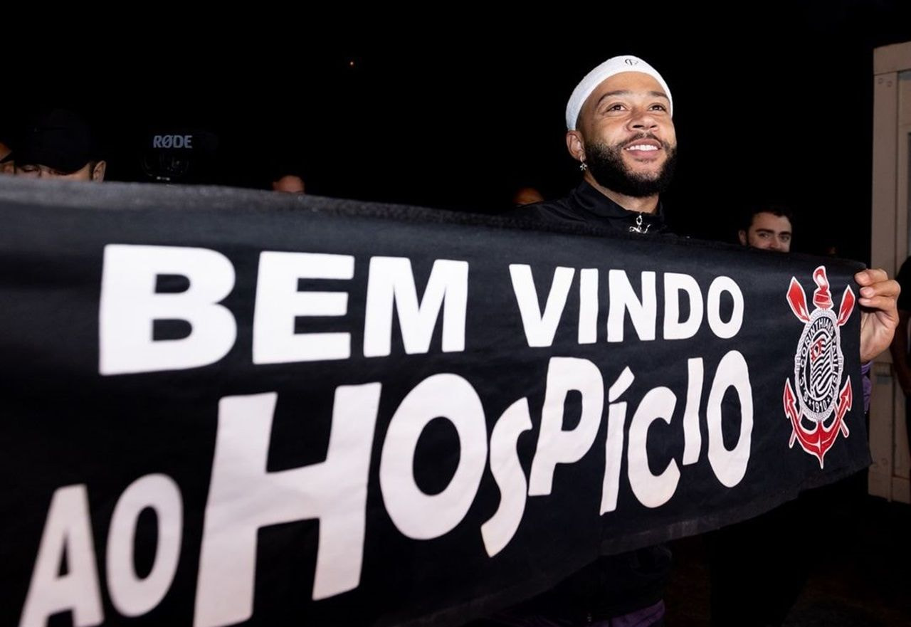 "Vai, Corinthians": Memphis Depay agradece recepção em chegada ao Brasil