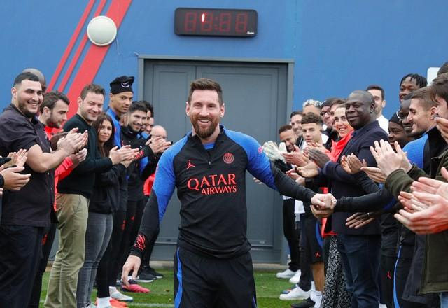 Imagem da noticia Campeão do mundo, Messi é aplaudido e homenageado em retorno ao PSG