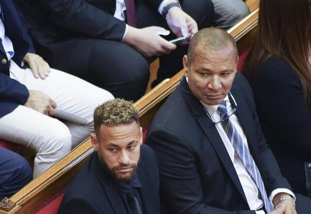 Neymar explica papel do pai em ida para o Barcelona: "Assino tudo que ele manda"