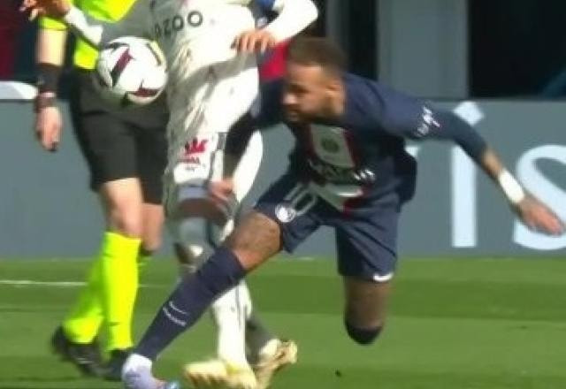 Imagem da noticia Neymar torce o tornozelo, deixa gramado chorando e preocupa o PSG