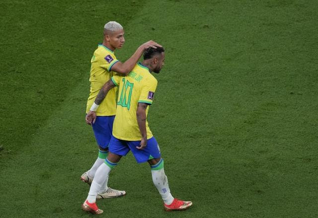 Imagem da noticia Neymar lesiona o tornozelo, chora no banco e preocupa seleção brasileira