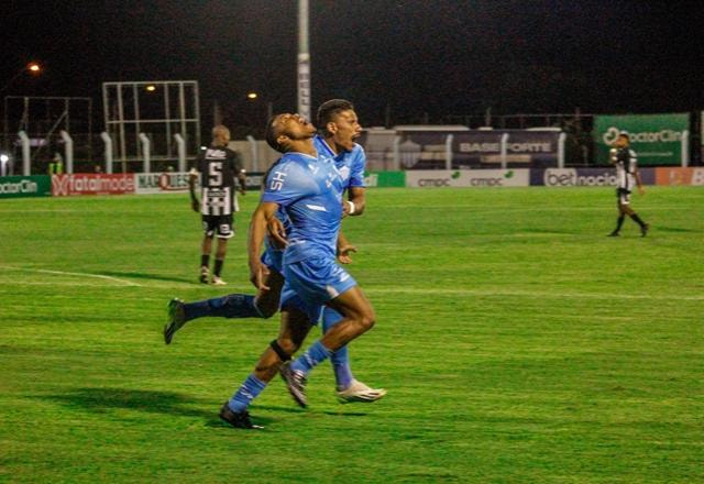 Imagem da noticia Atacante sabe de morte do pai no estádio, pede para jogar e faz gol