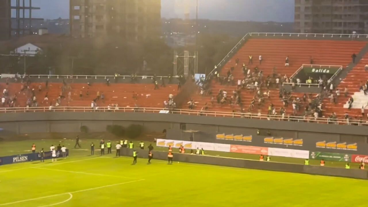 Imagem da noticia Clássico paraguaio termina em confusão generalizada nas arquibancadas