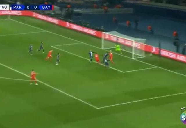 Imagem da noticia Choupo-Moting ganha pelo alto e quase abre o placar para o Bayern contra o PSG