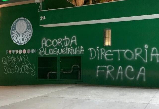 Imagem da noticia Torcedores do Palmeiras picham muro do clube: "Queremos jogadores"