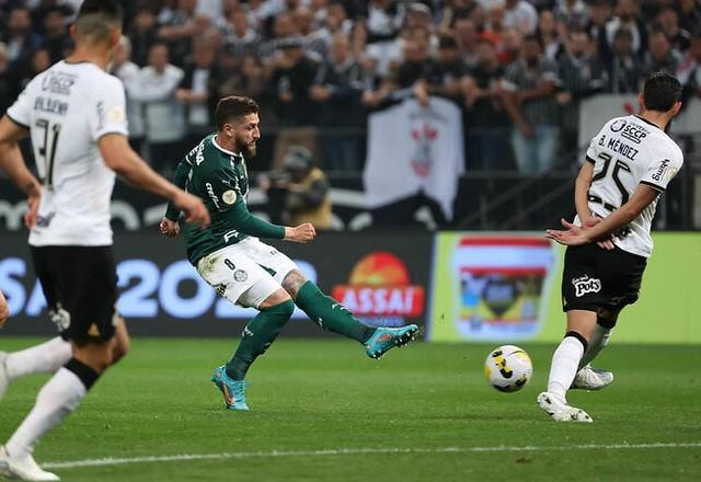 Imagem da noticia Palmeiras vence Corinthians em Itaquera e amplia vantagem na ponta do Brasileirão