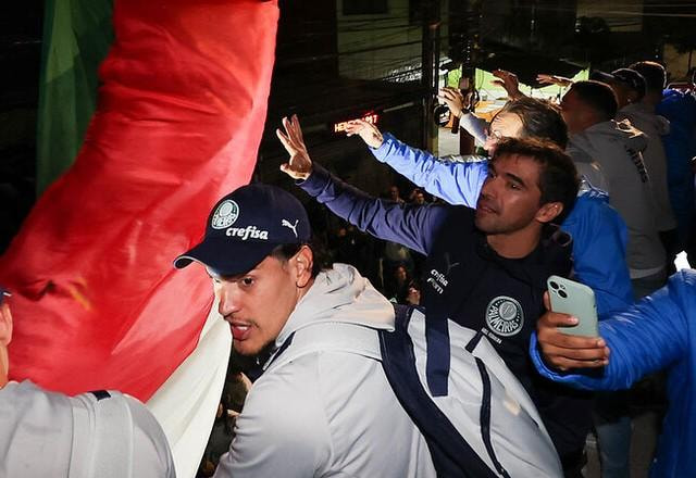 Imagem da noticia Campeão brasileiro, Palmeiras faz festa em trio elétrico pelas ruas de São Paulo