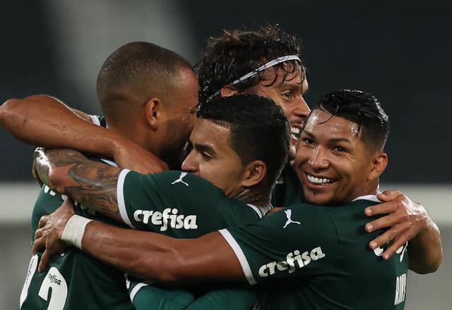 Imagem da noticia Palmeiras vira sobre Botafogo e abre dez pontos na liderança do Brasileirão