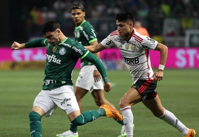 Imagem da noticia Flamengo x Palmeiras: disputa pelo título e por vaga no G4 acirram partida
