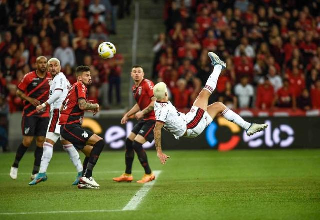 Com golaço de bicicleta de Pedro, Flamengo elimina Athletico-PR da Copa do Brasil