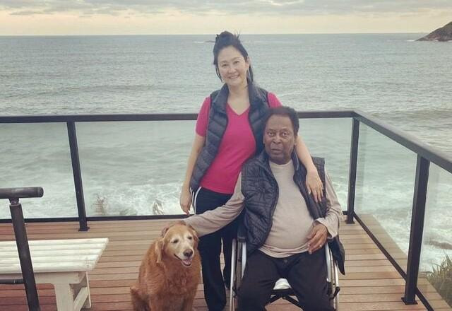 Imagem da noticia Pelé tranquiliza o público ao publicar foto com esposa: "Melhor remédio"