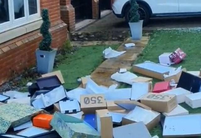 Imagem da noticia Traído, ex-jogador inglês joga pertences de esposa para fora de casa; veja