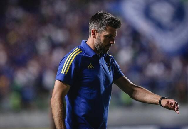 Imagem da noticia Técnico do Cruzeiro chama árbitro de "ladrão" em clássico com Atlético-MG