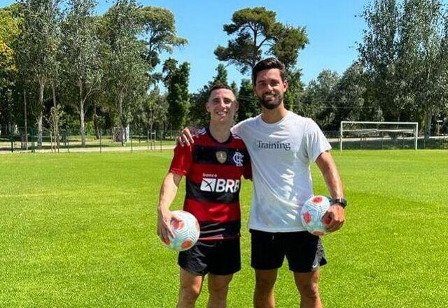 Imagem da noticia Lateral do Botafogo critica ex-colega com camisa do Flamengo: "Fraca"