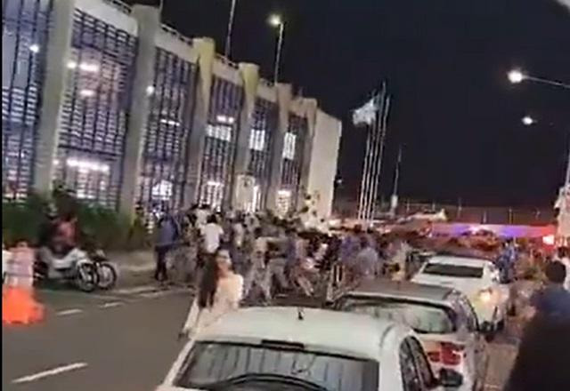 Imagem da noticia Desembarque do Bahia tem disparos e protestos após derrota contra América-MG