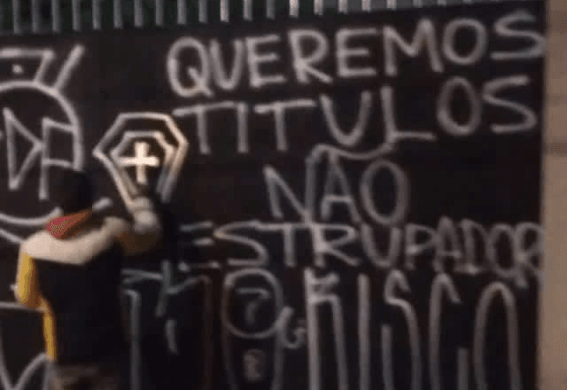 Imagem da noticia Torcedores picham muro da sede do Corinthians: "Fora, Cuca"