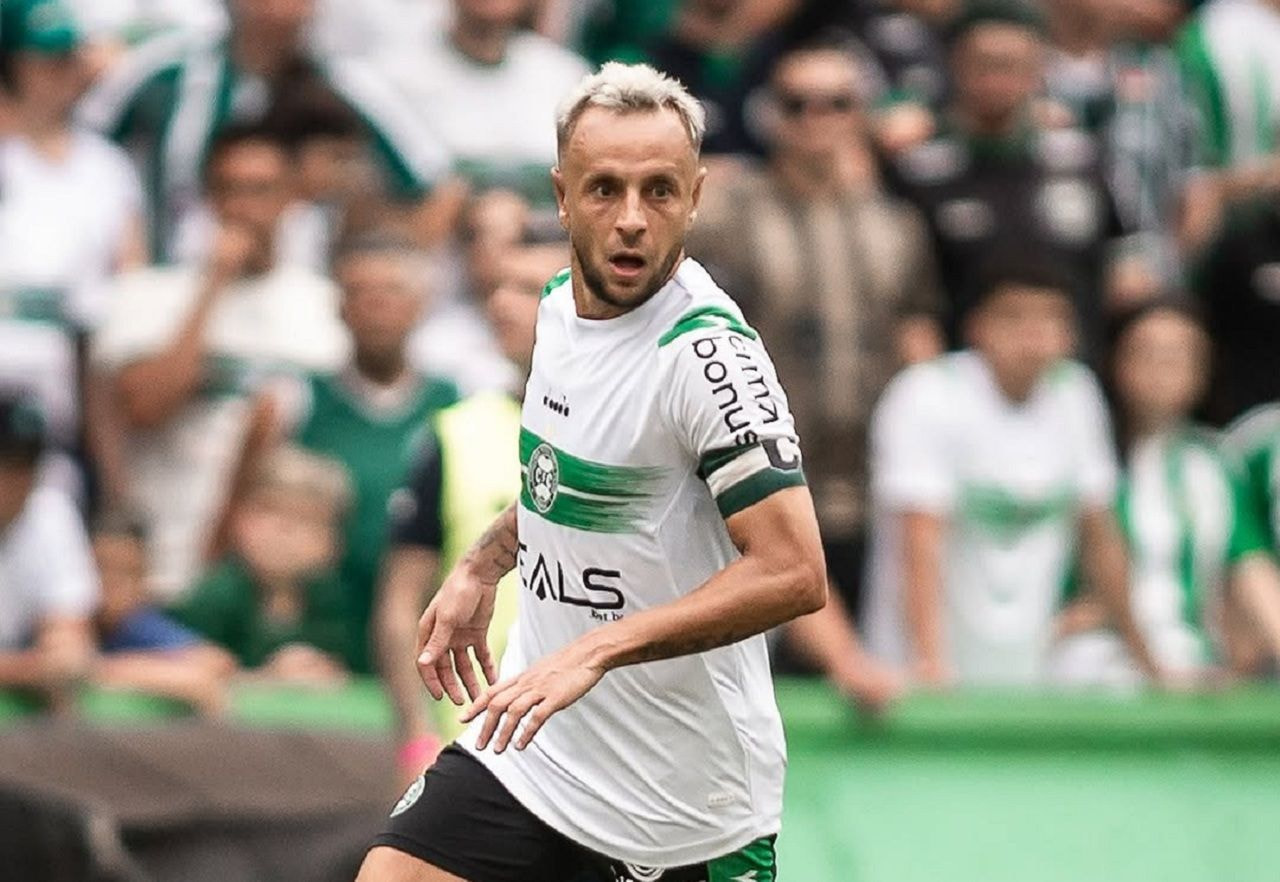 Imagem da noticia Coritiba decide rescindir contrato com o lateral-direito Rafinha 