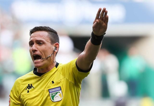 Imagem da noticia Benja questiona erros em jogos do Palmeiras: "Tá estranho tudo isso"