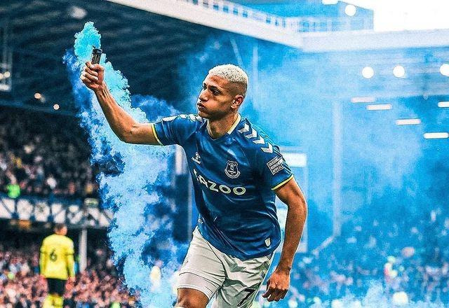 Imagem da noticia Richarlison é punido na Inglaterra por comemorar gol com sinalizador