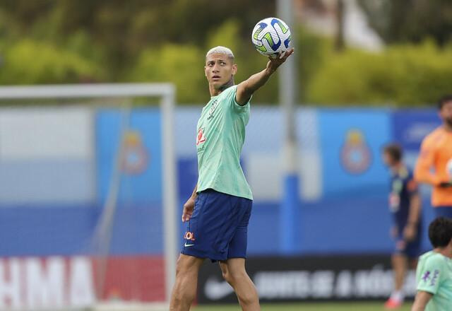Imagem da noticia Richarlison se vê como camisa 9 da seleção brasileira: "Sou o homem gol"