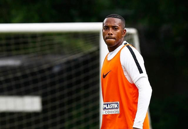 Longe dos holofotes, Robinho comemora Brasileirão de 2002 de forma tímida