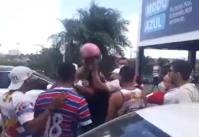 Imagem da noticia Robson é agredido com capacete em protesto da torcida do Fortaleza